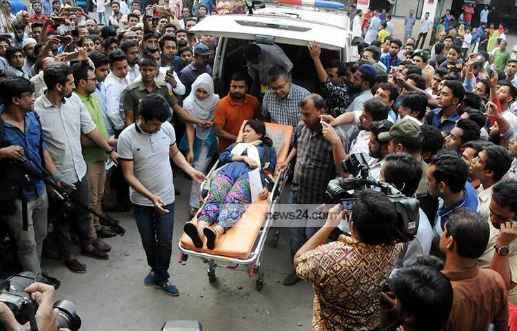 আহতদের ঢাকা মেডিকেলে নিয়ে এলে গণমাধ্যকর্মী ও সাধারণ মানুষের ভিড়। ছবি : বিপ্লব দিক্ষিৎ