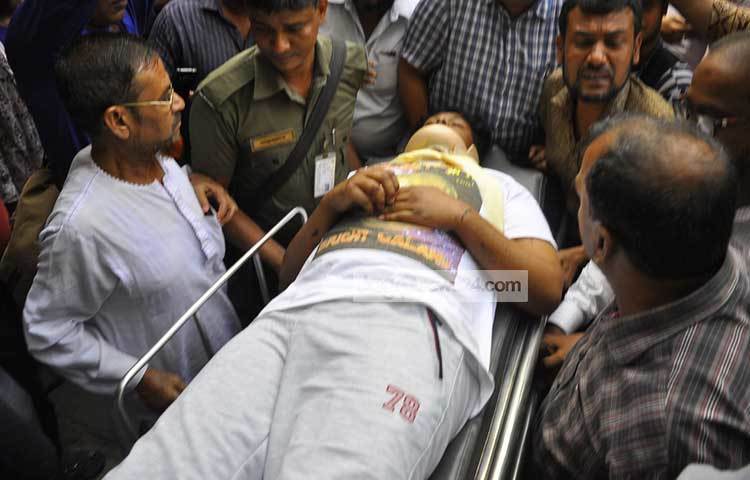 একজনকে বার্ন উনিটে নিয়ে যাওয়া হচ্ছে। ছবি : বিপ্লব দিক্ষিৎ