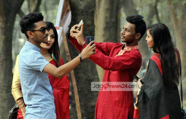 ভালোবাসা দিবসের এই মুহূর্তকে সেল ফোনের ক্যামেরায় বন্দি করে রাখার আয়োজন চলছে। রাজধানীর বিভিন্ন বিনোদন কেন্দ্র তরুণ-তরুণীদের ভালোবাসার মানুষদের নিয়ে ব্যস্ত ছিলো। ছবি : বিপ্লব দিক্ষিৎ