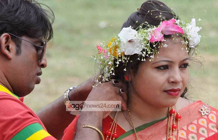 ভালোবাসা দিবসে গহনা পরিয়ে দেয়া হচ্ছে। এ ভালোবাসা চিরজাগরুক থাকুক। ছবি : বিপ্লব দিক্ষিৎ