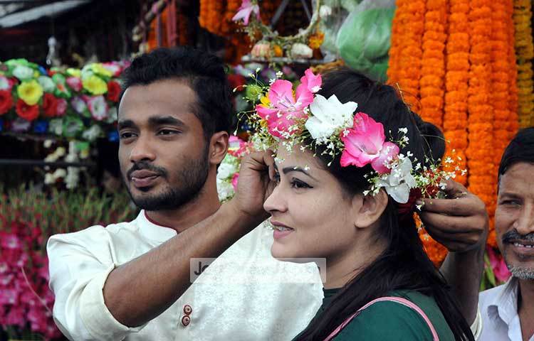 ফুলেল ভালোবাসার পুষ্পিত প্রহর। এমন দিনে ফাগুনের মোহনায় হারিয়ে যেতে ইচ্ছে করে। ছবি : বিপ্লব দিক্ষিৎ