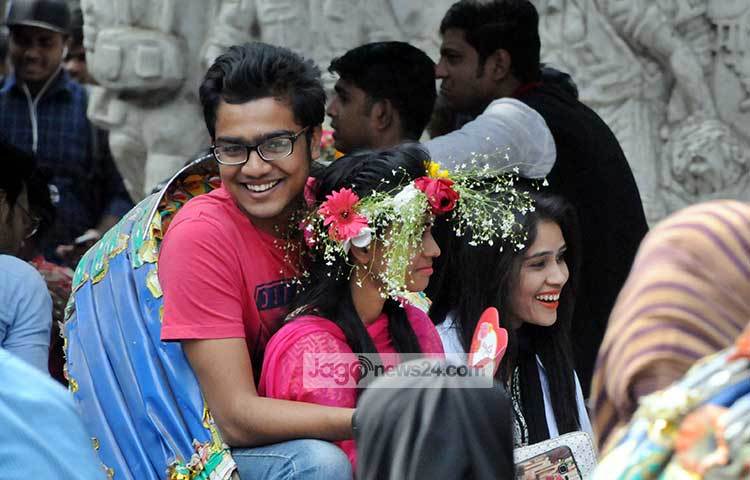 ভালোবাসার উচ্ছ্বাসে মেতেছে তারা। ভালোবাসা দিবসে সবাই হারিয়ে যেতে চান রঙিন ভুবনে। ছবি : বিপ্লব দিক্ষিৎ