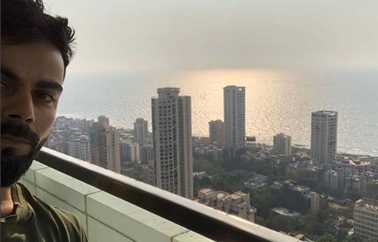 রূপকথার ডেস্টিনেশন ওয়েডিং সেরে এখন মুম্বইয়ের সাজানো-গোছানো ফ্ল্যাটে সংসার পেতেছেন তারকা দম্পত্তি বিরাট কোহালি এবং অনুশকা শর্মা।