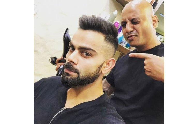 নতুন স্টাইলে চুলে কাট দিচ্ছেন বিরাট কোহলি। সেই সঙ্গে সেলফি তুলতে ভুল করেননি।