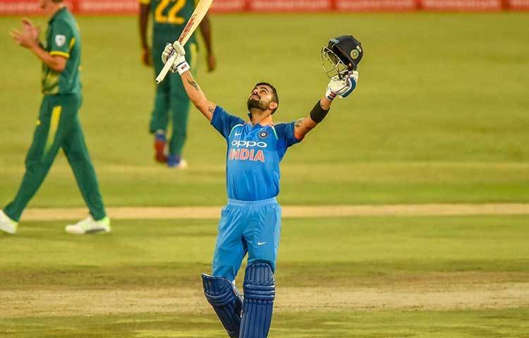 প্রথম ভারতীয় ব্যাটসম্যান হিসাবে কোনো দ্বিপাক্ষিক সিরিজে ৩টি শতরান করলেন কোহলি। এর আগে সৌরভ ও লক্ষ্মণ আলাদা আলাদা টুর্নামেন্টে তিনটি করে সেঞ্চুরি করলেও দ্বিপাক্ষিক সিরিজে এই রেকর্ড নেই কারো।