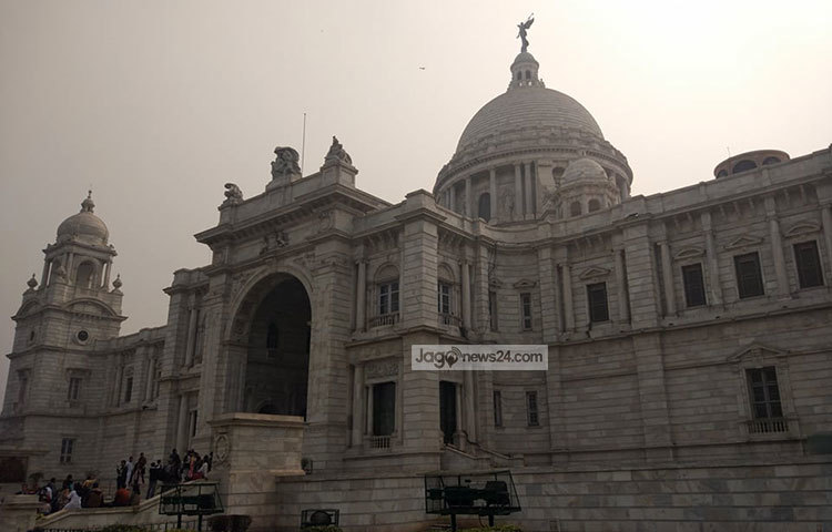 ভারতের পরিবেশ বিজ্ঞানীদের অভিমত, কলকাতার দূষণের ফলে ভিক্টোরিয়া স্মৃতিসৌধের সাদা পাথরে মলিনতার ছোঁয়া লাগছে। ছবি : জাগো নিউজ