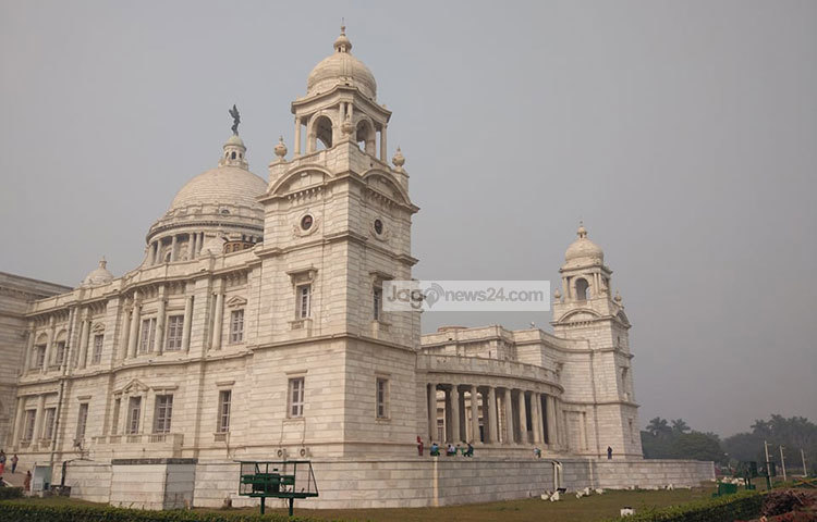 শ্বেতপাথরে নির্মিত ভিক্টোরিয়া স্মৃতিসৌধের নির্মাণকাজ শুরু হয় ১৯০৬ খ্রিষ্টাব্দে। সৌধটির উদ্বোধন হয় ১৯২১ খিষ্টাব্দে। ছবি : জাগো নিউজ