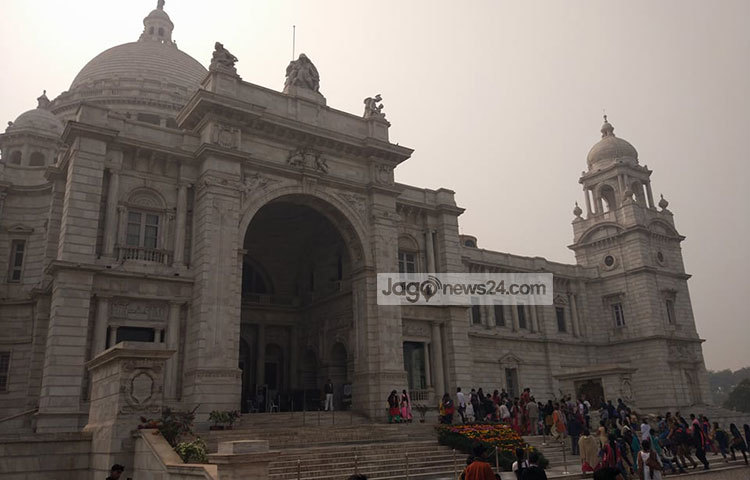 প্রতিদিন ভিক্টোরিয়া মেমোরিয়াল হলটি দেখতে বিশ্বের বিভিন্ন দেশের দশনার্থীরা ভিড় করেন। ছবি : জাগো নিউজ
