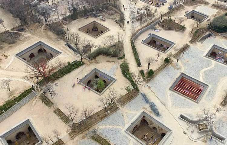 চীনের হেনান প্রদেশের সানমেনশিয়ায় দেখা মিলবে অদ্ভুত এই গ্রামের। এখানে প্রায় ২০০ বছর ধরে মাটির তলাতেই বাড়ি তৈরি করে বসবাস করছেন কয়েক হাজার মানুষ।