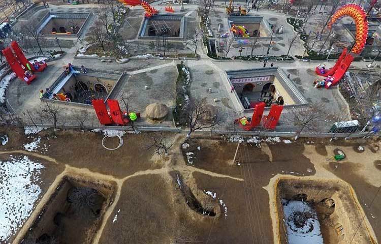 এই এলাকায় মাটির তলায় এমন অন্তত হাজার দশেক ঘরের সন্ধান মিলেছে। এই ধরনের ঘরগুলোকে বলা হয় ‘ইয়ায়োডং’। এই চীনা শব্দের অর্থ হল ‘গুহা ঘর’।