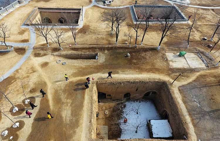 মাটির তলায় তৈরি এই ঘরগুলোতে তাপমাত্রা শীতকালে ১০ ডিগ্রি আর গ্রীষ্মে ২০ ডিগ্রি সেলসিয়াসের বেশি থাকে না।