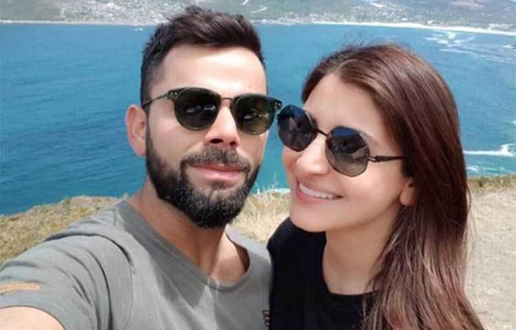 বছরের প্রথম সপ্তাহের প্রথমার্ধে কেপ টাউনে মিনি হানিমুন সারলেন সদ্যবিবাহিত বিরাট কোহলি এবং আনুশকা শর্মা। তার পরে ক্রিকেট শুরু হলে দেশে ফিরেছেন আনুশকা।