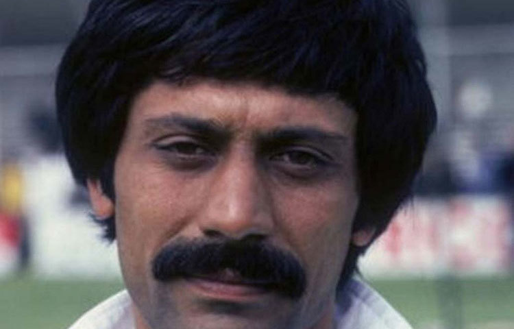 ওয়াসিম হাসান রাজা : এক সময় পাকিস্তানের অন্যতম গুরুত্বপূর্ণ ক্রিকেটার। ২০০৬ সালের অগস্ট মাস। ইংল্যান্ডের মাঠে এক ঘরোয়া ম্যাচে অংশ নিয়েছিলেন। ম্যাচ চলাকালীনই হৃদরোগে আক্রান্ত হয়ে মৃত্যু হয় তার।