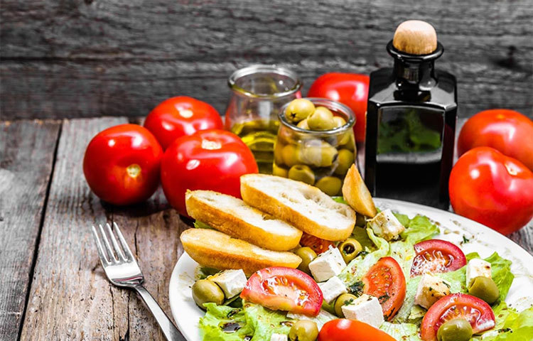 মেডিটেরিয়ান ডায়েট : ভেষজ তেল, রকমারি সবজি, ফল এবং শস্যের গুণ সমৃদ্ধ এই ডায়েট।