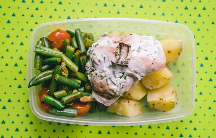 হোল ৩০ : নতুন যুগের নতুন ধরনের ডায়েট। মাংস, ডিম এবং সামুদ্রিক মাছই এই ডায়েটের প্রধান খাদ্য। তবে এই ডায়েট মেনে চলতে হলে ছাড়তে হবে ধূমপান এবং মদ্যপান।