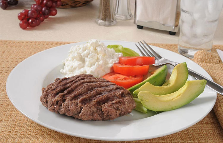 লো কার্ব ডায়েট : ওজন কমানোর সবচেয়ে চটজলদি উপায় এই ডায়েট। ভাত-ডাল-রুটি প্রভৃতি খাবারের জায়গায় শাক-সবজি এবং ফলমূলই মূলত এই ডায়েটের প্রধান খাবার।