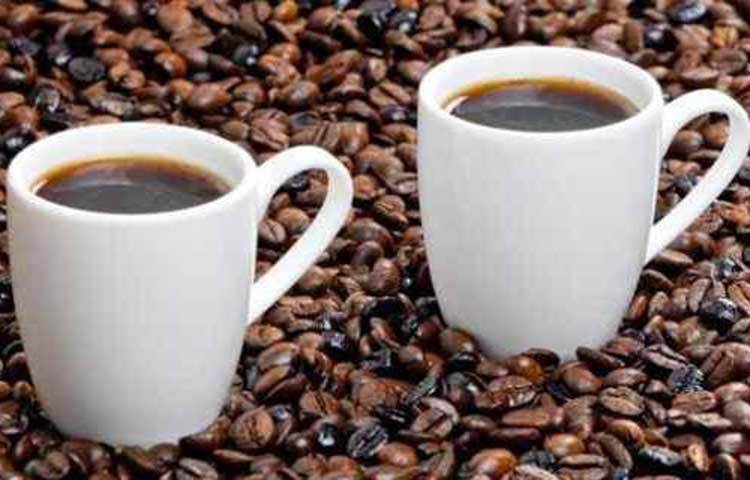শিগগির ওজন কমাতে চাইলে কফি খাওয়া বন্ধ করুন। কফির মধ্যে যে পরিমাণ চিনি থাকে, তাতেই চড়চড়িয়ে বাড়ে ওজন। কফি খেতে হলে, সকাল ১০টার আগে খান, তাও চিনি ছাড়া ‘ব্ল্যাক কফি’।