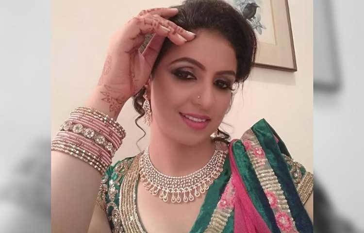 এর আগে অজিঙ্কে রাহানের স্ত্রী রাধিকা ধোপাবকর, রবিচন্দ্রন আশ্বিনের স্ত্রী প্রীতি নারায়ণ ও গৌতম গম্ভীরের স্ত্রী নাতাশা জৈনের সঙ্গেও সমস্যায় জড়িয়েছিলেন হাসিন।