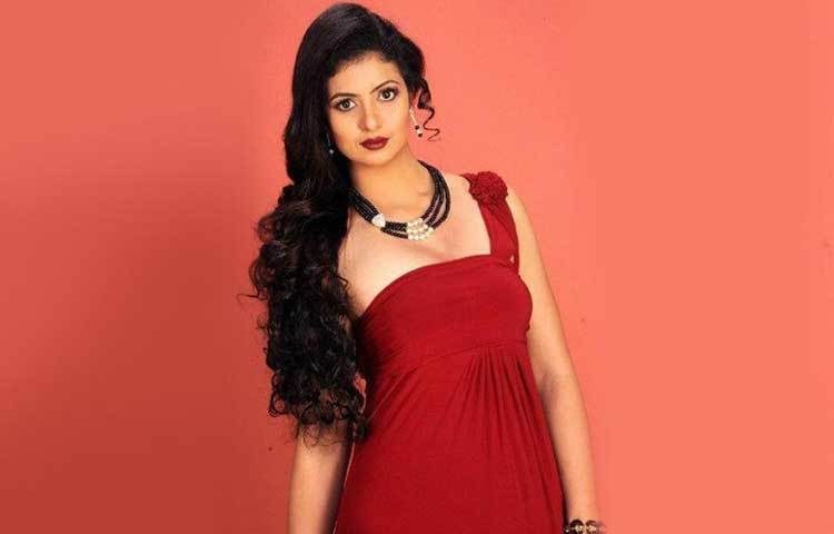 বিয়ের আগে মডেলিং করতেন হাসিন।