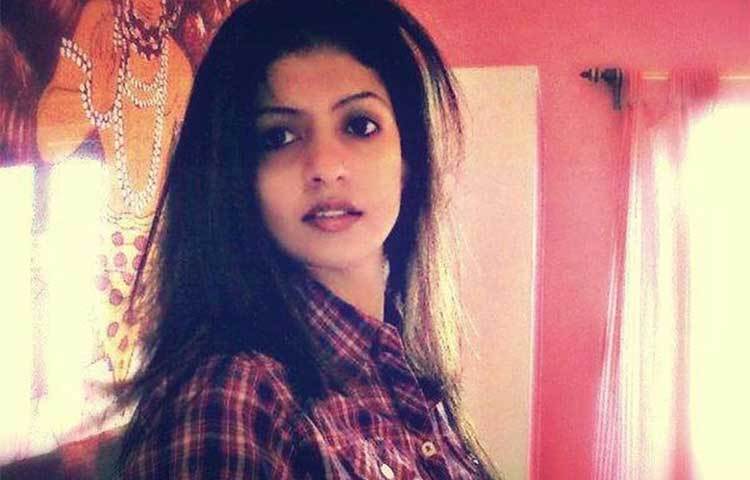 সামির সঙ্গে প্রথম দেখা ২০১২ সালের আইপিএল-এর সময়ে। প্রথম দেখাতেই নাকি পরস্পরের প্রেমে পড়েছিলেন।