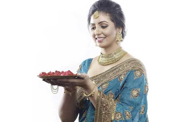 বিয়ের পরে মডেলিং ছাড়তে হয় হাসিনকে। সামির পরিবার, বিশেষ করে, তার বাবার হাসিনের মডেলিং নিয়ে আপত্তি ছিল।