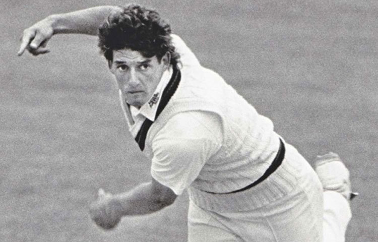 ইয়ান ফলে : ইংল্যান্ডের ডান হাতি ব্যাটসম্যান এবং বাঁ হাতি বোলার হিসেবে ক্রিকেট ক্যারিয়ার শুরু করেছিলেন। ১৯৯৩ সালে একটি ঘরোয়া ক্রিকেট ম্যাচে ব্যাট করার সময় চোখের নীচে গুরুতর আঘাত পান। স্থানীয় হাসপাতালে নিয়ে যাওয়া হলে অপারেশন টেবলে হৃদরোগে আক্রান্ত হয়ে মৃত্যু হয় তার।