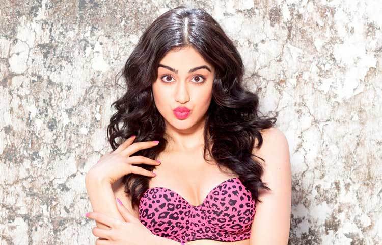 আদাহ ২০০৮ সালে হরর ছবি ‘১৯২০’ দিয়ে অভিষেক করেন। তখন সময় তার বয়স ছিল মাত্র ঊনিশ।