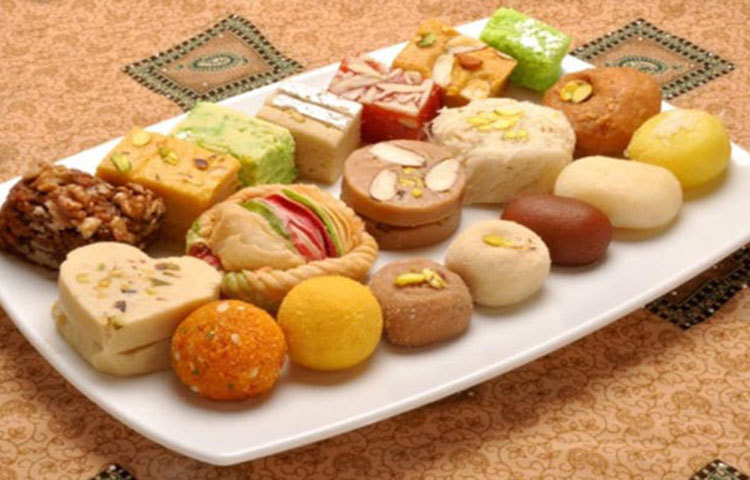 মিষ্টি খাবারের নেশা : মিষ্টি খাবারের নেশা যাদের আছে তাদেরও বার্ধক্য খুব দ্রুতই কাবু করে ফেলে। অতিরিক্ত মিষ্টি খাবার ত্বকে দ্রুত বলিরেখা পড়ে যায় এবং শরীরে নানান রকমের সমস্যা সৃষ্টি করে। যার ফলে দ্রুত বুড়িয়ে যেতে পারেন।