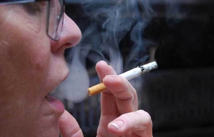 ধূমপান : আমেরিকান জার্নাল অফ পাবলিক হেলথ- এ বলা হয়েছে যে, যারা ধূমপান করেন, তারা অন্যদের তুলনায় বেশ দ্রুত বুড়িয়ে যান এবং কমপক্ষে ৮ বছর আয়ু কমে যায় তাদের। ধূমপান করলে দ্রুত চুল সাদা হয়ে যেতে পারে এবং ত্বকে বলিরেখা দেখা দিতে শুরু করে।