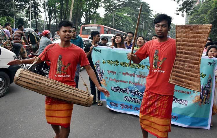 ঐতিহ্যবাহী কৃষ্টি-কালচার প্রদর্শনের সাথে আদিবাসীরা রাস্তায় ব্যালি বের করেছে। ছবি : বিপ্লব দিক্ষিৎ