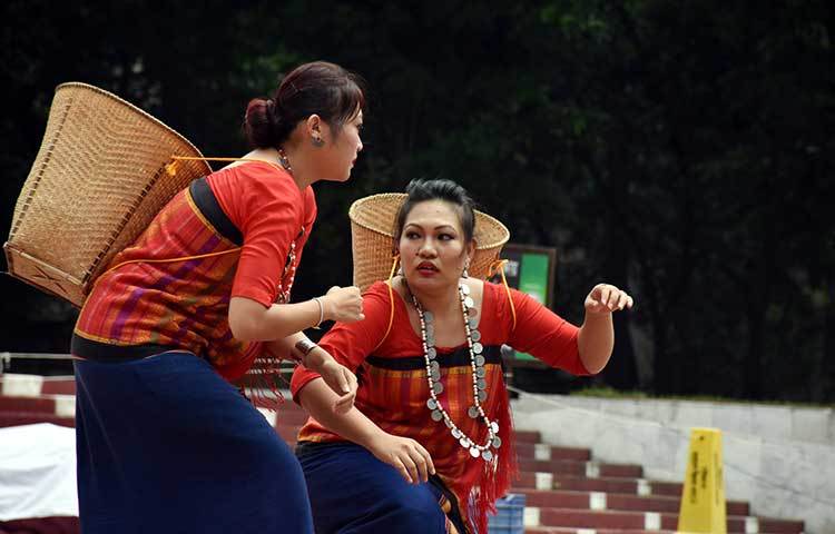 নৃত্যরত দুই আদিবাসী নারী। প্রতি বছর ৯ আগস্ট পালিত হয় আদিবাসী দিবস। আদিবাসীদের অধিকার, ঐতিহ্য ও সংস্কৃতিকে সুরক্ষা প্রদানের স্বার্থে আন্তর্জাতিক আদিবাসী দিবস পালন করার জন্য তাগিদ দেয় জাতিসংঘ। ছবি : বিপ্লব দিক্ষিৎ