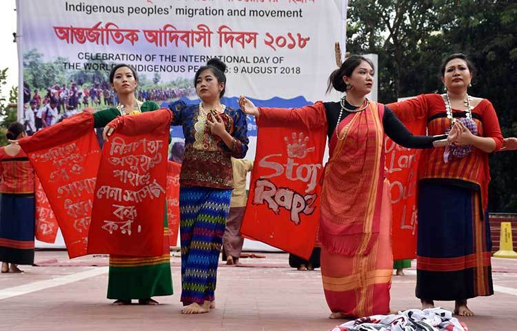 শিল্পীরা নৃত্যের মাধ্যমে দাবি জানাচ্ছেন ‘নিরাপত্তার অজুহাতে পাহাড়ে সেনা শাসন বন্ধ কর’। ছবি : বিপ্লব দিক্ষিৎ