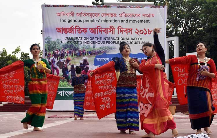 নৃত্যের মাধ্যমে আদিবাসী শিল্পীরা তাদের দাবিগুলো তুলে ধরেছেন। ছবি : বিপ্লব দিক্ষিৎ