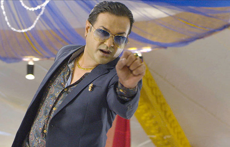 মিউজিক ভিডিওর শুটিংয়ের সময় ক্যামেরাবন্দি হয়েছেন আফিস।