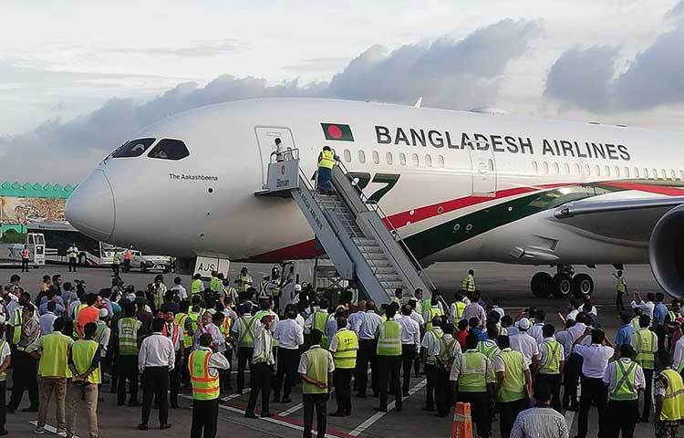 ওয়াটার ক্যানন স্যালুটের মাধ্যমে স্বাগত জানানো হলো সর্বাধুনিক প্রযুক্তিসম্বলিত নতুন বোয়িং ৭৮৭ ড্রিমলাইনার উড়োজাহাজ ‘আকাশবীণা’কে।