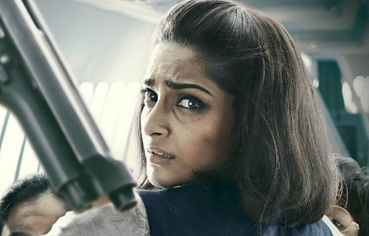 নীরজা : সাহসী এয়ার হোসটেস নীরজা ভানোটকে নিয়ে তৈরি বায়োপিকে সোনম কাপুরের অভিনয় দর্শকদের মনে দাগ কেটেছিল। আর ছবিটির জন্য জাতীয় পুরস্কারও পেয়ে গিয়েছিলেন সোনম। তবে ‘নীরজা’ ছবিটিতে অভিনয়ের জন্য সোনমের আগে প্রথম ডাক এসেছিল আলিয়া ভাটের। কিন্তু আলিয়া ছবিটি করতে না চাওয়ায়, বলটি চলে যায় সোনম কাপুরের কোর্টে।