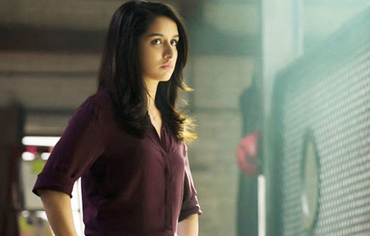 সাহো : প্রভাসের ‘সাহো’তেও অভিনয় করার কথা ছিল আলিয়া ভাটের। সেই জায়গায় এখন শ্রদ্ধা কাপুর। কিন্তু হঠাৎ আলিয়ার জায়গায় শ্রদ্ধা কাপুর কেন? বলিউডে গুঞ্জন যে চরিত্রটি ছোট বলেই অফারটি ফিরিয়ে দেন আলিয়া।