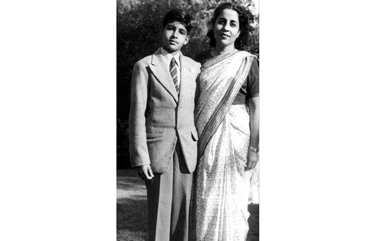 ছবিতে মা তেজি বচ্চনের সঙ্গে অমিতাভ বচ্চন।