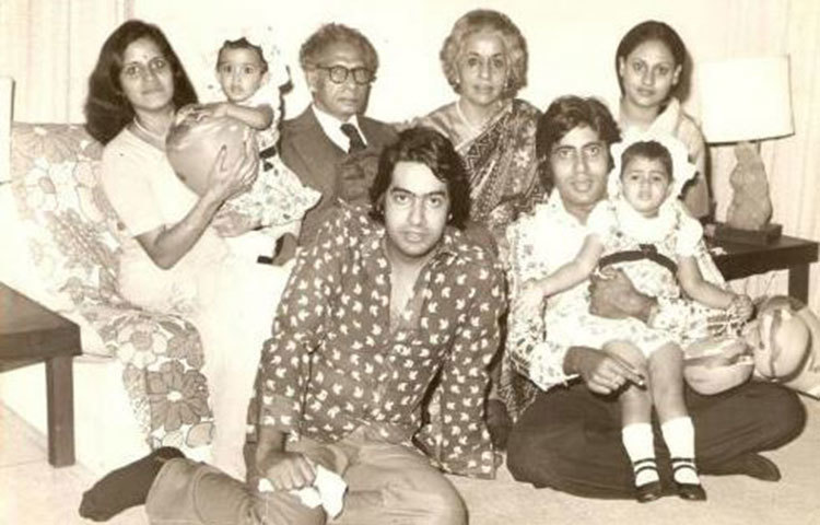 ছবিতে মা তেজি বচ্চন, বাবা হরিবংশ রাই বচ্চন, ও পরিবারের অন্যান্য সদস্যদের সঙ্গে অমিতাভ বচ্চন।