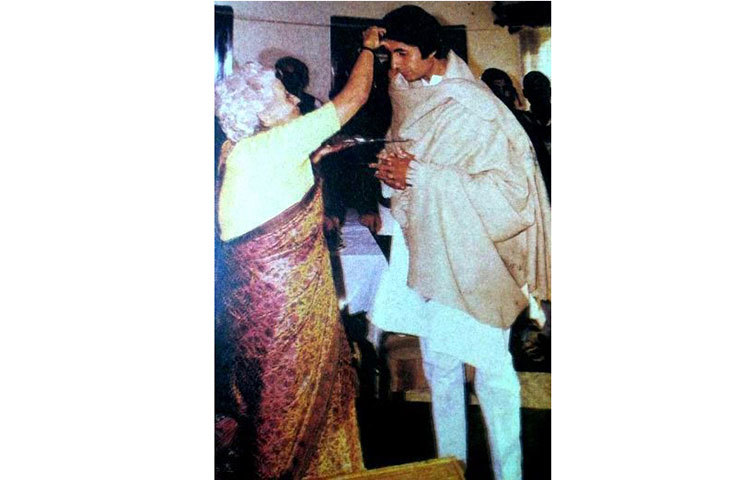 ছবিতে মায়ের আশীর্বাদ নিচ্ছেন অমিতাভ।