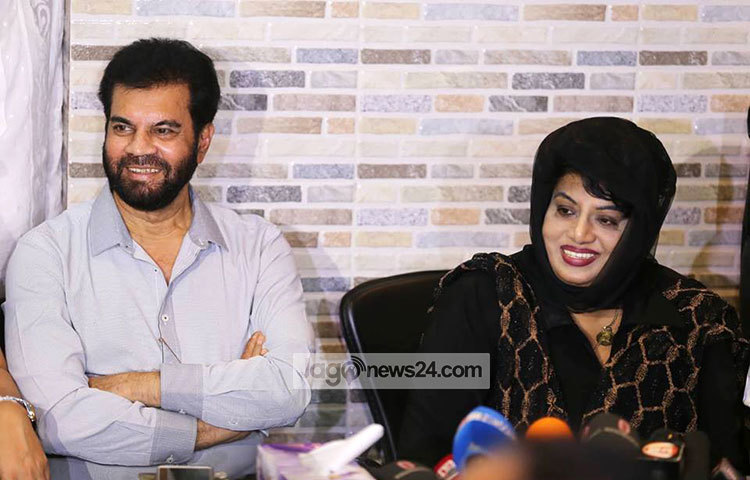 সংবর্ধনা অনুষ্ঠানে হাস্যোজ্জ্বল নায়িকা অঞ্জু ঘোষ ও নায়ক ইলিয়াস কাঞ্চন। ছবি : মাহবুব আলম