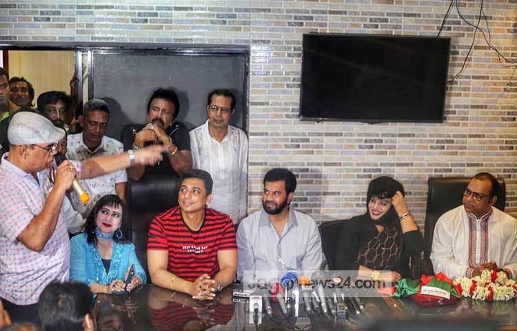 অঞ্জু ঘোষকে নিয়ে বক্তব্য দিচ্ছেন অভিনেতা আহমেদ শরীফ। ছবি : মাহবুব আলম