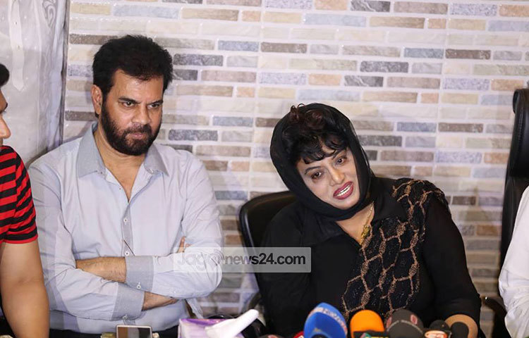 সংবর্ধনা অনুষ্ঠানে চলচ্চিত্র অভিনয়সহ নানা বিষয়ে কথা বলছেন অঞ্জু ঘোষ। ছবি : মাহবুব আলম