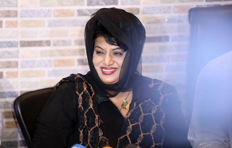 গভীর মনোযোগে সাংবাদিকদের প্রশ্ন শুনছেন অঞ্জু ঘোষ। ছবি : মাহবুব আলম