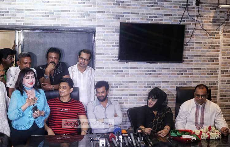 অঞ্জু ঘোষকে নিয়ে স্মৃতিচারণা করছেন অঞ্জনা। ছবি : মাহবুব আলম