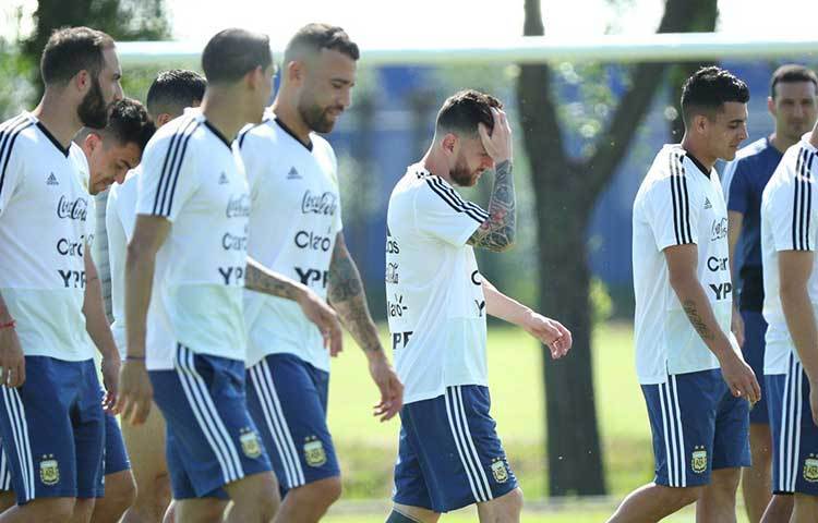 লাতিন আমেরিকার গ্রুপ থেকে আর্জেন্টিনা যে বিশ্বকাপের জন্য কোয়ালিফাই করবে, বেশির ভাগ ফুটবল বিশেষজ্ঞ সেটা আশাই করেননি। সেখান থেকে হ্যাটট্রিক করে দলকে রাশিয়ায় এনেছেন লিওনেল মেসি।