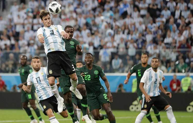 ক্রোয়েশিয়ার কাছে লজ্জার হারের পর যখন অনেকেই আর্জেন্টিনার শোকগাথা লিখতে বসেছিলেন, তখন নাইজেরিয়াকে হারিয়ে নক আউটে পৌঁছান মেসিরা। আফ্রিকার এই দল মেসিদের যথেষ্ট বেগ দিলেও কিছুটা হার না মানা মানসিকতা এবং কিছুটা ভাগ্যদেবীর সাহায্যে প্রি কোয়ার্টারে পৌঁছায় আর্জেন্টিনা।