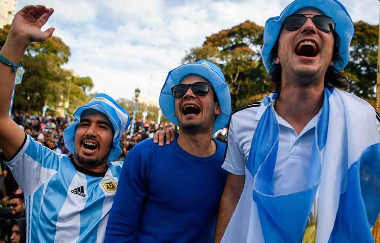 মেসিদের সবচেয়ে বড় সুবিধা, তাদের কাছ থেকে দেশের সমর্থকরাও বিশাল কিছু প্রত্যাশা করছেন না। এখনও পর্যন্ত তাদের দেখে ফেভারিটদের তালিকা থেকে বাদ দিয়েছেন বেশির ভাগ বিশেষজ্ঞই। প্রত্যাশার চাপ না থাকায় অনেক চাপমুক্ত থেকে খেলতে পারবেন মেসিরা।