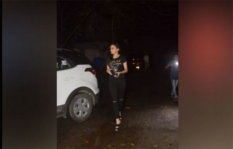 প্রোডিউসার ক্রিশিকা লুল্লা ও সুনীল লুল্লার মেয়ে সিয়া লুল্লার জন্মদিনে আরব ও ইব্রাহিম পার্টিতে মেতেছিলেন।