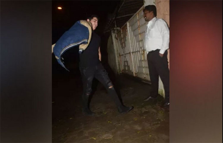 সিয়ার জন্মদিন পালনের অনুষ্ঠানে বিপুল আনন্দ-উৎসাহ নিয়ে এসেছিলেন আরব ও ইব্রাহিম।